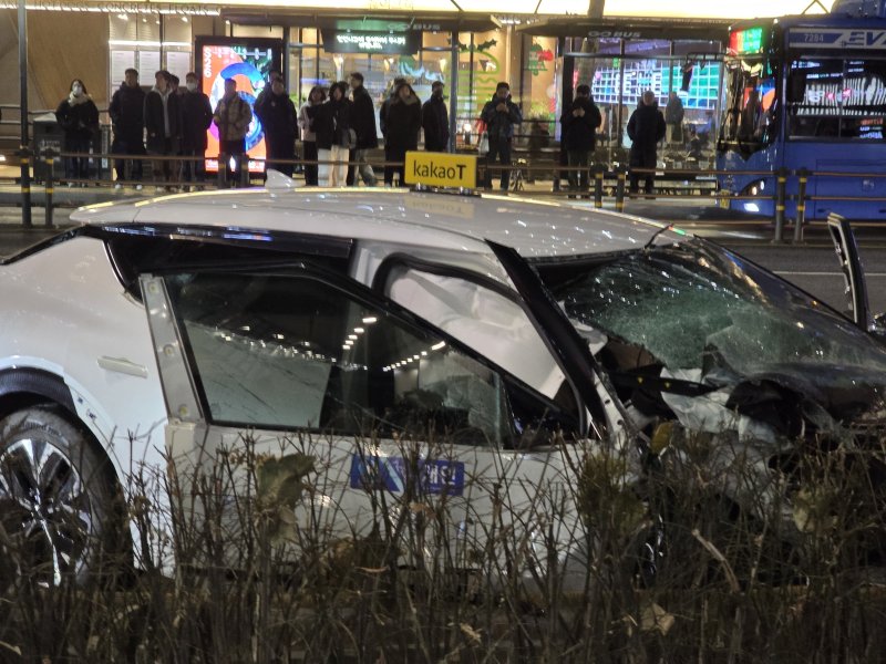 2일 오후 서울 종로구 종각역 일대에서 택시가 인도로 돌진해 시민들이 부상을 입는 사고가 발생했다.
