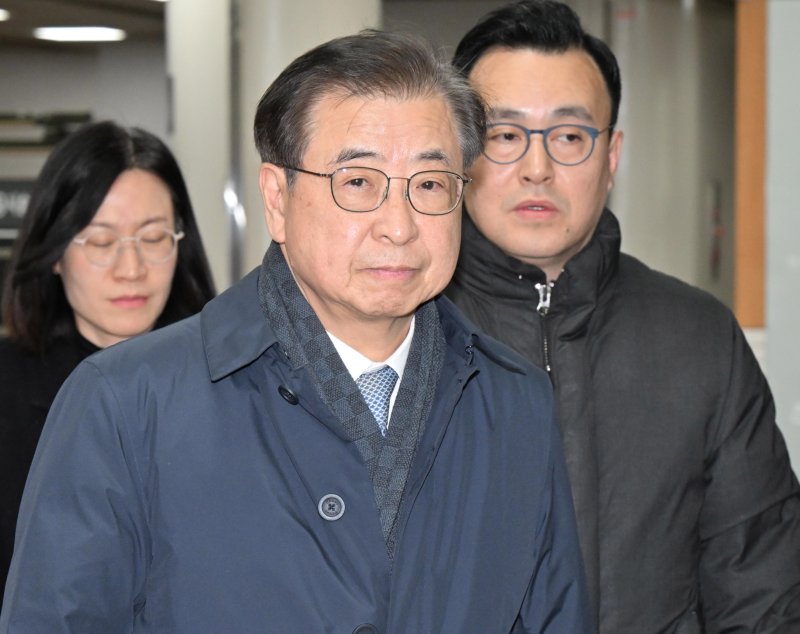 [서울=뉴시스] 정병혁 기자 = '서해 공무원 피격 사건' 은폐 시도 및 '월북몰이' 혐의로 재판에 넘겨진 서훈 전 국가안보실장이 지난해 12월 26일 선고기일을 마친 뒤 법원을 나서고 있다. (공동취재) 2025.12.26. photo@newsis.com