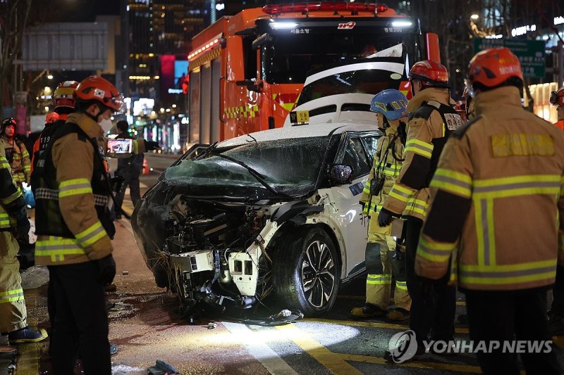 종각역 앞 3중 추돌에 인도 덮쳐 (출처=연합뉴스)