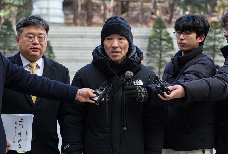 [서울=뉴시스] 정병혁 기자 = 서해 공무원 피격사건의 유가족 이래진 씨가 지난해 12월 26일 서울 서초구 서울중앙지방법원에서 열린 '서해 공무원 피격 사건' 은폐 시도 및 '월북몰이' 사건 선고기일에 출석하며 취재진 질문에 답하고 있다. (공동취재) 2025.12.26. photo@newsis.com