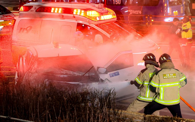 2일 오후 6시쯤 서울 지하철 1호선 종각역 인근에서 택시가 횡단보도에서 신호 대기 중이던 시민들을 들이받는 사고가 발생했다. 이 사고로 여성 1명이 사망했다. 소방당국과 경찰은 정확한 사고 경위와 피해 규모를 파악하고 있다. 2026.1.2/뉴스1 ⓒ News1 이호윤 기자
