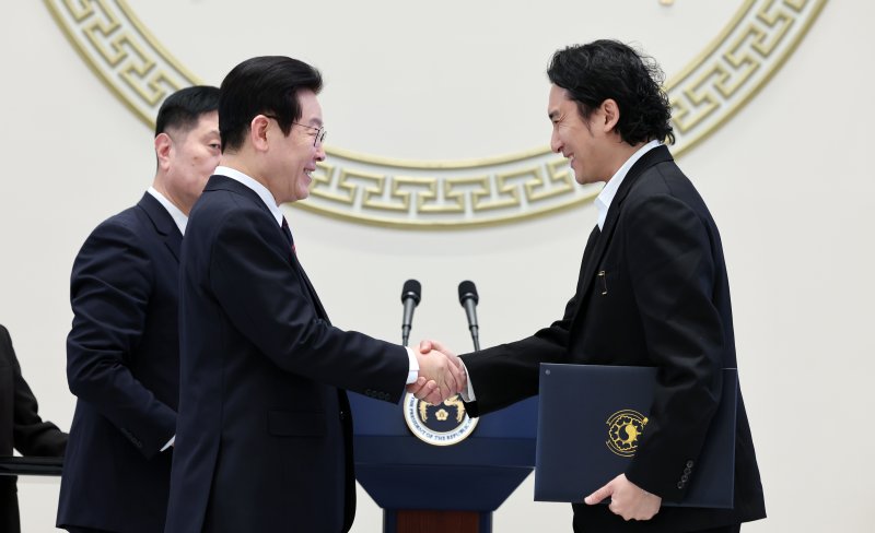 이재명 대통령이 2일 청와대 영빈관에서 열린 2026년 신년 인사회에서 신우석 돌고래유괴단 감독에게 국민훈장 목련장을 수여하고 있다. 2026.1.2/뉴스1 ⓒ News1 이재명 기자