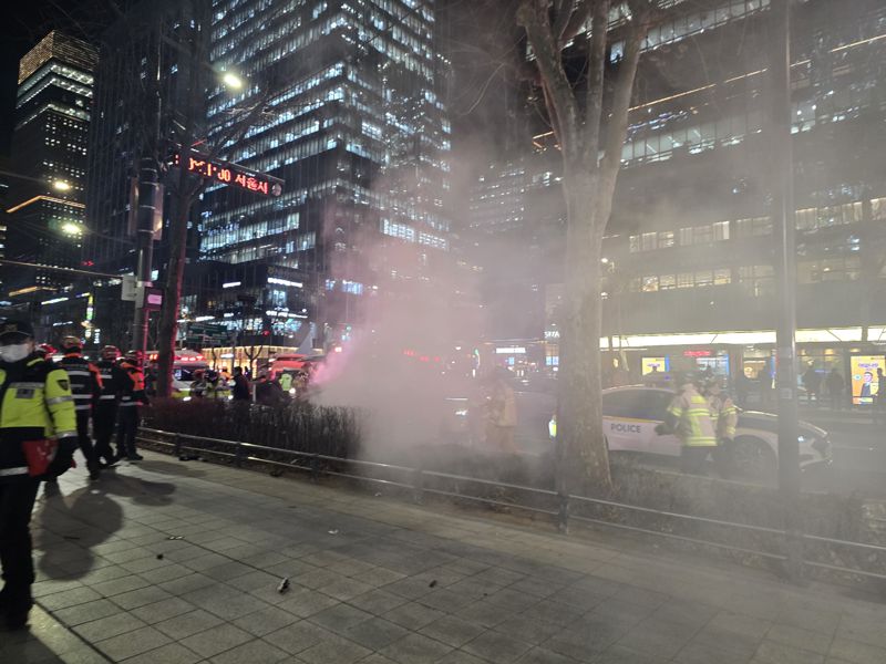 2일 오후 6시5분께 서울 지하철 1호선 종각역 인근에서 택시가 인도로 돌진해 횡단보도에서 신호 대기 중이던 시민들을 들이받는 사고가 발생했다. 사진=서지윤 기자