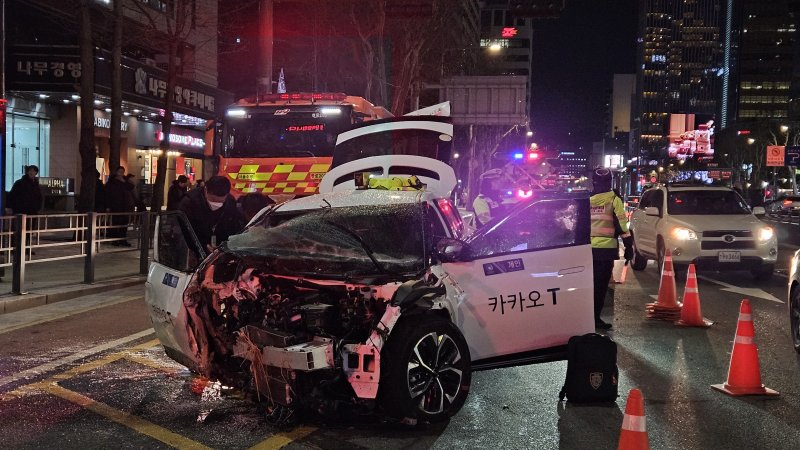 [서울=뉴시스]오정우 기자=2일 오후 6시8분께 서울 종로구 지하철 1호선 종각역 인근에서 70대 남성 운전자가 몰던 택시가 추돌 사고를 내 1명이 숨지고 9명이 다쳤다. 2026.01.02 friend@newsis.com