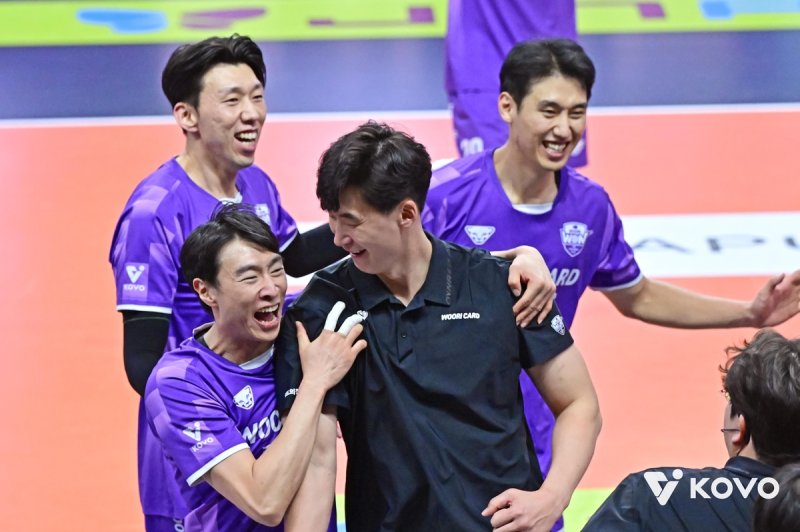 기뻐하는 박철우 대행(가운데) (출처=연합뉴스)