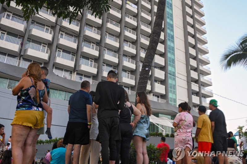 2일(현지시간) 아카풀코 지진으로 대피한 휴앙객 (출처=연합뉴스)