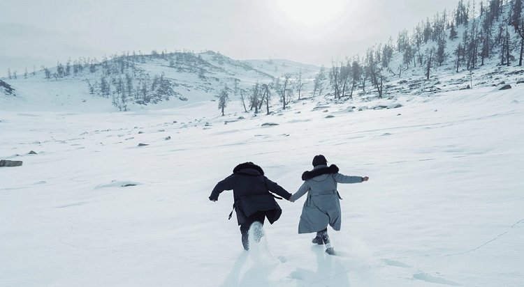 [서울=뉴시스] 현대백화점은 타미힐피거, 라코스테, 빈폴, 헤지스 등 FW(가을·겨울) 상품을 대상으로 최대 30% 할인하는 '트래디셔널 패션 대전'을 연다. 이달 4일까지 현대백화점 무역센터점 지하1층 대행사장에서 열리는 패션 대전에서는 타미힐피거, 라코스테, 빈폴, 헤지스 등 인기 패션 브랜드의 2025년 FW 상품을 최초 판매가 대비 최대 30% 판매한다. 사진은 현배댁화점 미아점의 코오롱 스포츠 홍보 이미지. (사진=현대백화점 제공) 2026.01.02. photo@newsis.com