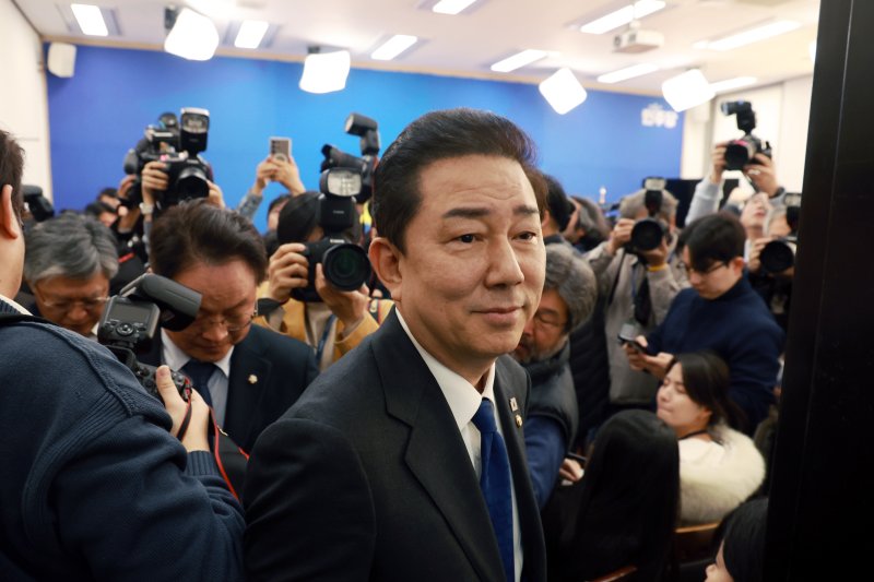 [서울=뉴시스] 고승민 기자 = 김병기 더불어민주당 원내대표가 30일 서울 여의도 국회에서 열린 원내대책회의에서 원내대표직 사퇴의사를 밝힌 뒤 회의장을 나서고 있다. 2025.12.30. kkssmm99@newsis.com