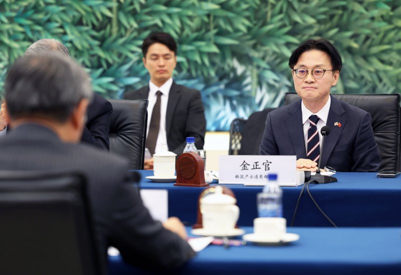 [서울=뉴시스] 김정관 산업통상부 장관이 12일 중국 베이징 상무부에서 왕 원타오 중국 상무부 부장과 면담하고 있다. (사진=산업통상부 제공) 2025.12.12. photo@newsis.com *재판매 및 DB 금지