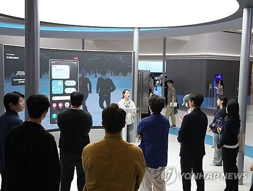 AI 에이전트 체험하는 관람객들 (출처=연합뉴스)