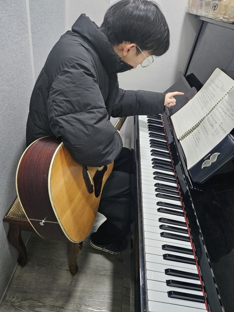 [서울=뉴시스]최다빈씨가 작곡 공부 중인 모습. (사진=김오경 사회복지사 제공) 2026. 1. 3. *재판매 및 DB 금지