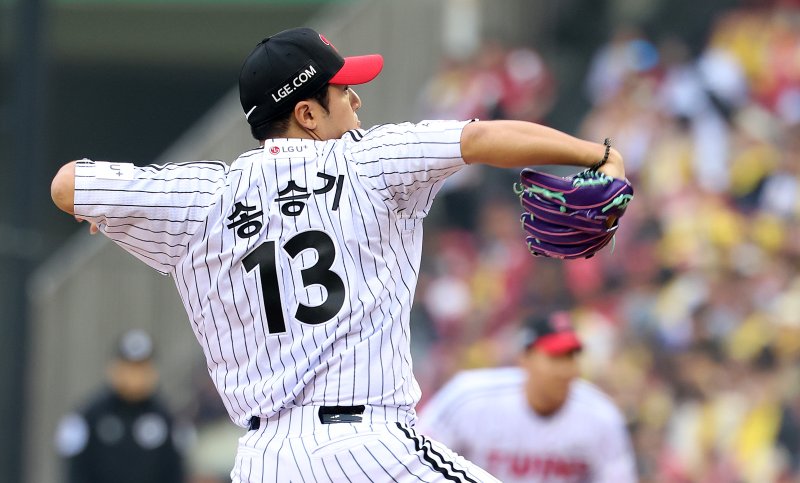 [서울=뉴시스] 이영환 기자 = 26일 오후 서울 송파구 잠실야구장에서 열린 2025 KBO 한국시리즈 1차전 한화 이글스와 LG 트윈스의 경기, 7회초 마운드에 오른 LG 송승기가 공을 던지고 있다. 2025.10.26. 20hwan@newsis.com