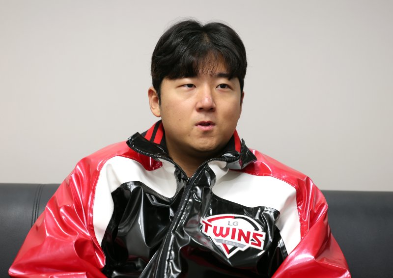 [서울=뉴시스] 이영환 기자 = 프로야구 LG 트윈스의 좌완 투수 송승기가 지난 2025년 12월 24일 오후 서울 송파구 잠실야구장에서 뉴시스와 인터뷰를 하고 있다. 2026.01.03. 20hwan@newsis.com