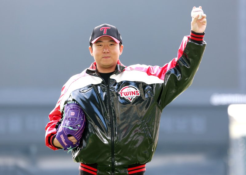 [서울=뉴시스] 이영환 기자 = 프로야구 LG 트윈스의 좌완 투수 송승기가 지난 2025년 12월 24일 오후 서울 송파구 잠실야구장에서 뉴시스와 인터뷰를 앞두고 포즈를 취하고 있다. 2026.01.03. 20hwan@newsis.com