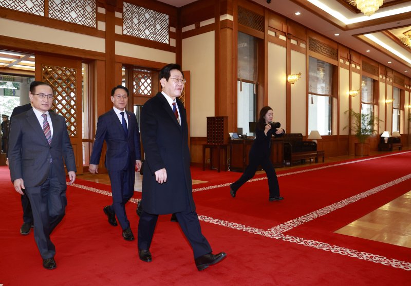 [서울=뉴시스] 최동준 기자 = 이재명 대통령이 29일 청와대로 첫 출근하고 있다.대통령의 청와대 복귀는 2022년 5월 이후 3년 7개월 만이다. 2025.12.29. photocdj@newsis.com