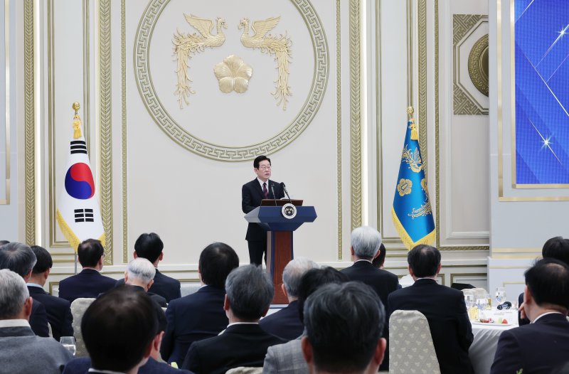 [서울=뉴시스] 고범준 기자 = 이재명 대통령이 2일 청와대 영빈관에서 열린 2026년 신년인사회에서 신년사를 하고 있다. (청와대통신사진기자단) 2026.01.02. bjko@newsis.com