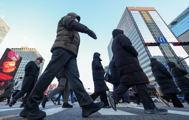 [서울=뉴시스] 김선웅 기자 = 2026년 새해 첫 출근일이자 서울 최저기온이 -12도를 기록한 2일 서울 종로구 세종대로에서 두꺼운 옷차림을 한 시민들이 출근하고 있다. 2026.01.02. mangusta@newsis.com