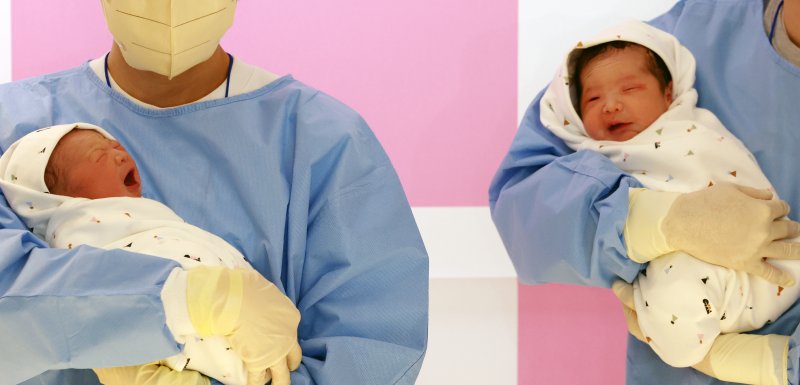 [서울=뉴시스] 조성우 기자 = 2026년 병오년 새해 첫 아기가 1일 0시께 서울 강남구 강남차여성병원에서 태어났다. 엄마 황은정(37), 아빠 윤성민(38) 씨 사이에서 태어난 여아 쨈이(태명, 왼쪽)와 엄마 황혜련(37), 아빠 정동규(36) 사이에서 태어난 여아 도리(태명)가 아빠 품에 안겨있다. 2026.01.01. xconfind@newsis.com