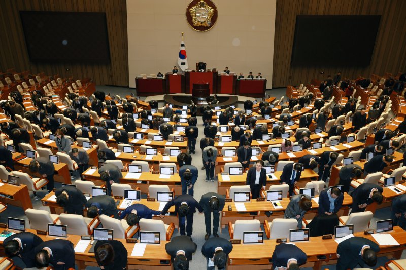 [서울=뉴시스] 고승민 기자 = 우원식 국회의장과 여야 의원들이 30일 서울 여의도 국회에서 열린 본회의에서 안건들을 처리한 후 국민들을 향해 인사하고 있다. 2025.12.30. kkssmm99@newsis.com