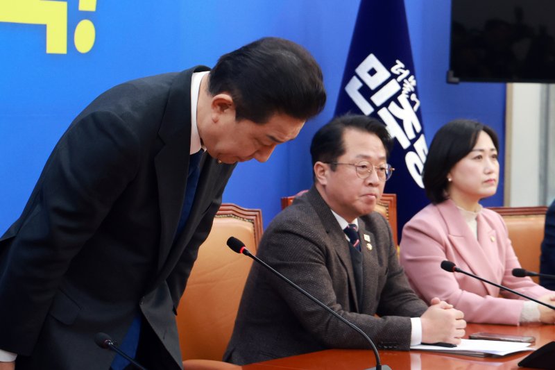 [서울=뉴시스] 고승민 기자 = 김병기 더불어민주당 원내대표가 30일 서울 여의도 국회에서 열린 원내대책회의에서 원내대표직 사퇴의사를 밝힌 뒤 허리숙여 인사하고 있다. 2025.12.30. kkssmm99@newsis.com