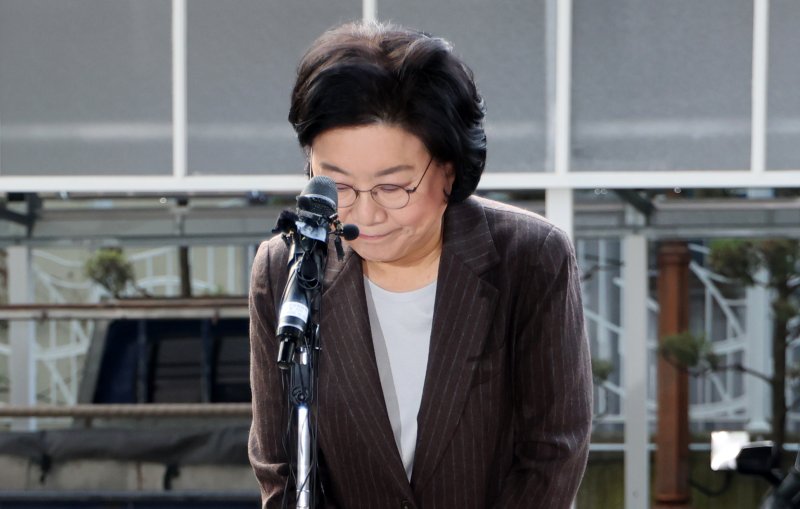 [서울=뉴시스] 조성우 기자 = 이혜훈 기획예산처 장관 후보자가 29일 오전 서울 중구 예금보험공사에 마련된 인사청문회 준비 사무실로 출근하며 지명 소감을 밝힌 뒤 인사하고 있다. 2025.12.29. xconfind@newsis.com