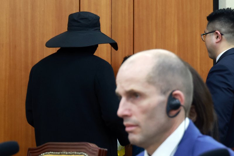 [서울=뉴시스] 고승민 기자 = 30일 서울 여의도 국회에서 열린 쿠팡 침해사고 및 개인정보 유출, 불공정 거래, 노동환경 실태 파악과 재발방지 대책 마련을 위한 청문회에서 얼굴을 가린 참고인이 쿠팡 관련 진술을 마친 뒤 비공개 참고인석으로 향하고 있다. 2025.12.30. kkssmm99@newsis.com