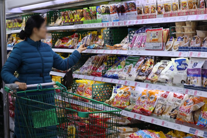 [서울=뉴시스] 권창회 기자 = 31일 서울 시내 대형마트에서 시민들이 장을 보고 있다. 12월 소비자물가상승률이 2.3%를 기록하며 4개월 연속 2%대 상승률을 보였다. 농산물 가격은 비교적 안정세로 나타났지만 고환율 등 영향으로 석유류와 수입 농축수산물 등 먹거리 가격이 고공행진을 지속했다. 2025.12.31. kch0523@newsis.com