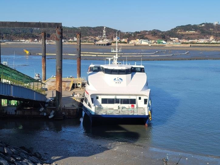 지난해 12월 인천 연평도에 접안한 여객선 (출처=연합뉴스)