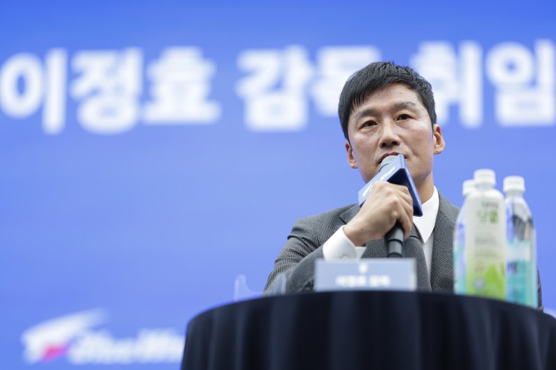 [서울=뉴시스] 프로축구 K리그2 수원 삼성의 이정효 감독. (사진=수원 삼성 제공) *재판매 및 DB 금지