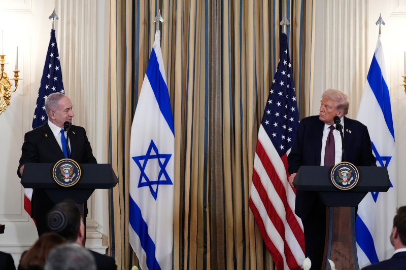 [워싱턴=AP/뉴시스] 도널드 트럼프(오른쪽) 미국 대통령과 베냐민 네타냐후 이스라엘 총리가 지난해 9월 29일(현지 시간) 백악관 국빈 만찬장에서 공동 기자회견 하고 있다. 트럼프 대통령은 이날 회담 후 가자지구 전쟁 종식 계획에 네타냐후 총리가 동의했으며, 하마스의 동의만 남았다고 밝혔다. 2026.01.03.