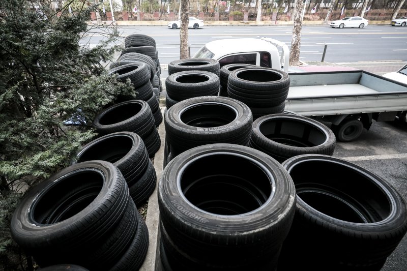 [서울=뉴시스] 정병혁 기자 = 2일 서울시내 한 카센터에 타이어가 놓여 있다. 2025.03.02. jhope@newsis.com