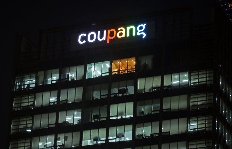 [서울=뉴시스] 김금보 기자 = 검찰이 알고리즘으로 순위를 조작했다는 혐의를 받는 쿠팡에 대한 강제수사에 착수했다. 사진은 12일 서울동부지검이 이틀째 압수수색 중인 서울 송파구 쿠팡 본사. 2024.11.12. kgb@newsis.com