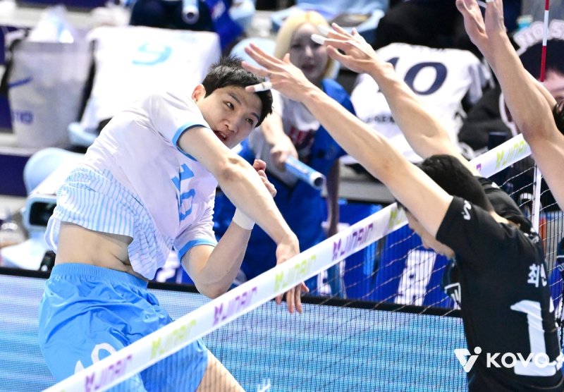 스파이크하는 대한항공의 정지석(왼쪽) (출처=연합뉴스)