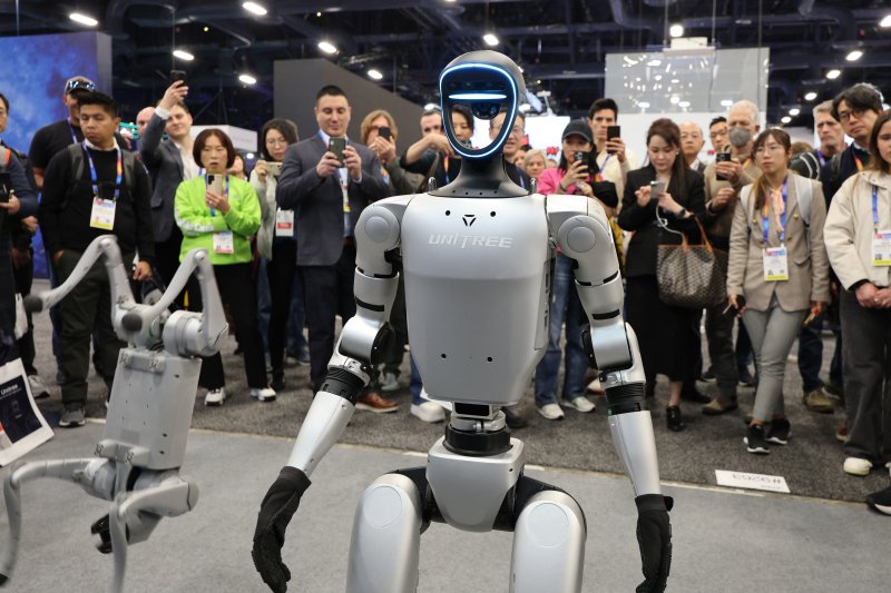 세계 최대 정보기술(IT)·가전 전시회 'CES 2025' 개막일인 7일(현지시간) 미국 네바다주 라스베이거스 컨벤션센터(LVCC)에 마련된 중국 유니트리 부스에서 관람객들이 로봇을 살펴보고 있다. 2025.1.8/뉴스1 ⓒ News1 신웅수 기자