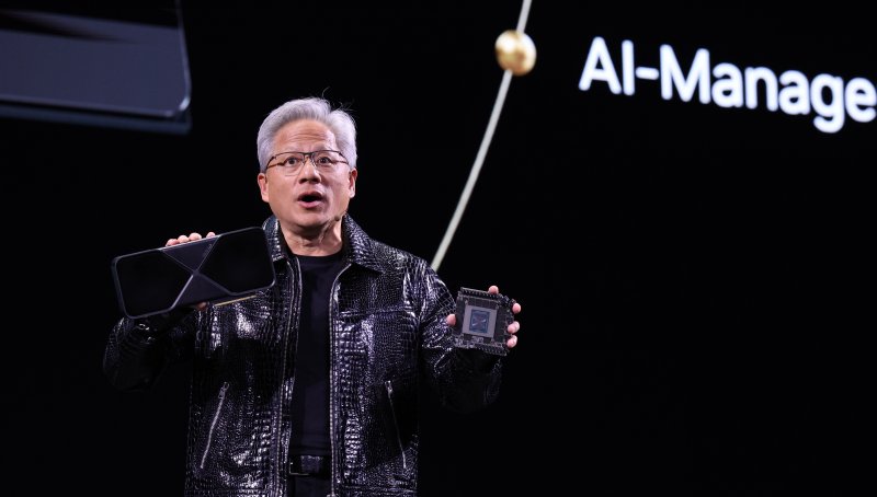 젠슨 황 엔비디아 최고경영자(CEO)가 세계 최대 IT(정보기술)·가전 전시회 'CES 2025' 개막을 하루 앞둔 6일(현지시간) 미국 네바다주 라스베이거스 만달레이베이 컨벤션센터에서 가진 기조연설에서 최신 인공지능(AI) 가속기 '블랙웰(Blackwell)'을 탑재한 지포스 RTX 50 시리즈 그래픽 카드를 공개하고 있다. 2025.1.6/뉴스1 ⓒ News1 신웅수 기자