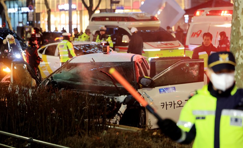 2일 오후 6시쯤 서울 지하철 1호선 종각역 인근에서 택시가 인도로 돌진해 횡단보도에서 신호 대기 중이던 시민들을 들이받는 사고가 발생했다. 이 사고로 외국인 5명을 포함해 9명의 시민이 중경상을 입었으며, 이 중 40대 한국인 여성 1명은 심정지 상태로 발견돼 인근 병원으로 이송됐으나 끝내 사망했다. 현재 소방 당국과 경찰은 정확한 사고 경위 등을 파악하고 있다. 2026.1.2/뉴스1 ⓒ News1 이호윤 기자
