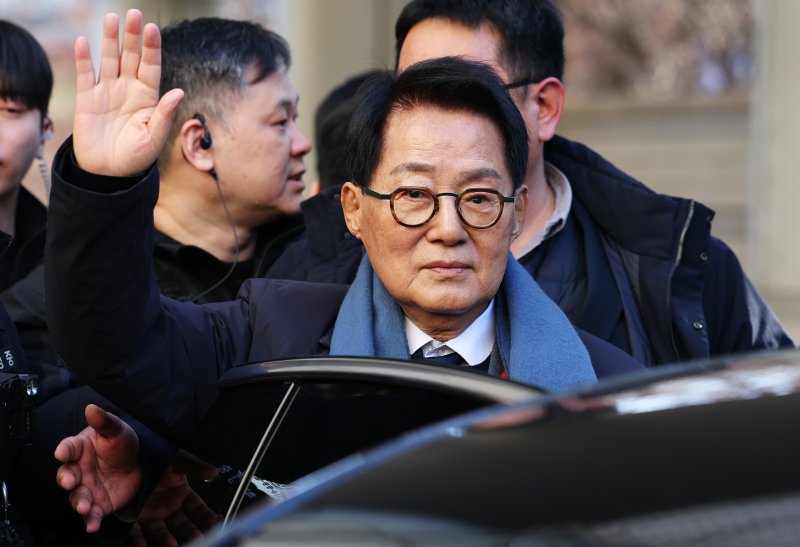 [서울=뉴시스] 정병혁 기자 = '서해 공무원 피격 사건' 은폐 시도 및 '월북몰이' 혐의로 재판에 넘겨진 박지원 전 국가정보원장이 지난 12월26일 서울 서초구 서울중앙지방법원에서 열린 선고공판에서 무죄 선고 후 법원을 떠나고 있다. (공동취재) 2025.12.26. photo@newsis.com