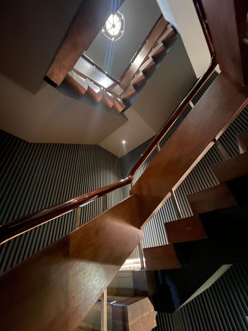 건축주의 요청에 따라 계단과 손잡이는 그대로 남겼다. 대신 안전을 위해 보이지 않는 중간 보드에 기둥을 덧대 높이를 높였다. 계단이 다다르는 끝에 건축 당시 걸려있던 샹들리에가 보인다. /사진=서윤경 기자