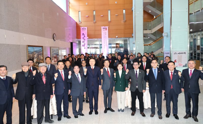 [포항=뉴시스] 송종욱 기자 = 지난 2일 포항시의회 로비에서 신년 인사회가 열린 가운데 김일만 의장 등 주요 참석자들이 기념 촬영하고 있다. (사진=포항시의회 제공) 2026.01.03. photo@newsis.com