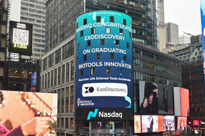 [울산=뉴시스] 구미현 기자 = 뉴욕 타임스퀘어 나스닥 타워에 게시된 엑소디스커버리(ExoDiscovery) 로고. (사진=UNIST 제공) 2025.12.08. photo@newsis.com *재판매 및 DB 금지