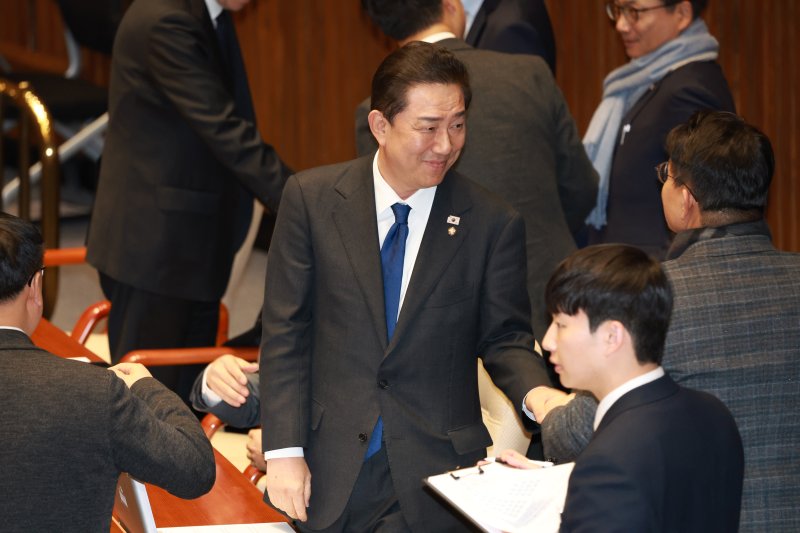 [서울=뉴시스] 고승민 기자 = 김병기 더불어민주당 전 원내대표가 지달 30일 서울 여의도 국회에서 열린 본회의에서 의원들과 인사를 나누고 있다. 2025.12.30. kkssmm99@newsis.com