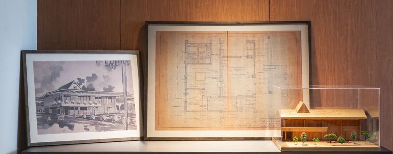 장충라운지R점에 전시된 1963년 당시 원본 설계도와 나상진이 직접 그린 주택 스케치, 모형. /사진=스타벅스 코리아