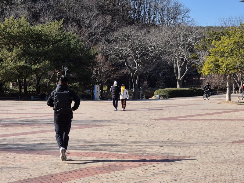 3일 낮 12시께 한 시민이 울산 남구 울산대공원에서 달리고 있다. 2026.1.3. /뉴스1 ⓒNews1 박정현 기자