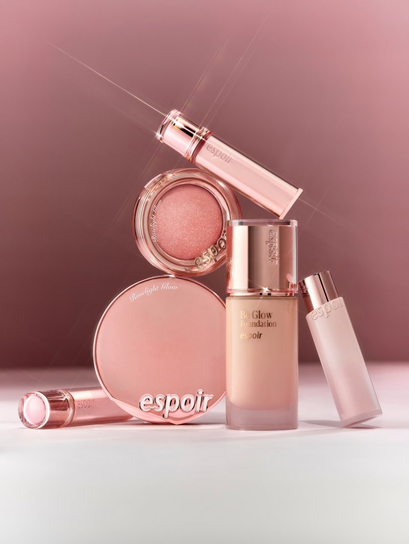 [서울=뉴시스] 에스쁘아가 출시한 '로젤라이트 글로우 컬렉션' 이미지. (사진=에스쁘아 제공) 2026.01.02. photo@newsis.com