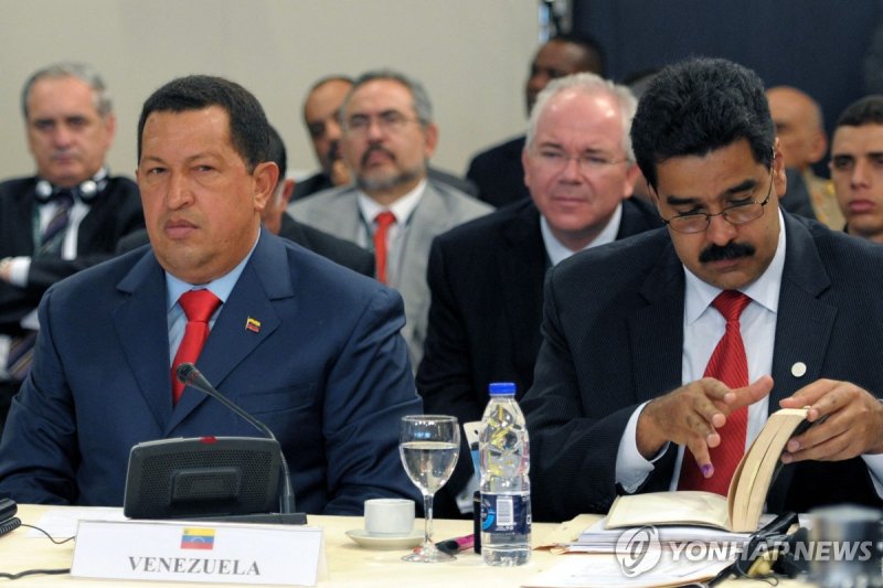 2010년 당시 우고 차베스 베네수엘라 대통령(왼쪽)과 마두로 외교부 장관 (출처=연합뉴스)