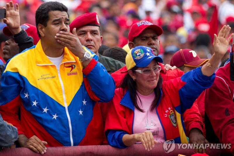 2013년 지지자에게 손키스하는 마두로 대통령(왼쪽)과 영부인 실리아 플로레스 (출처=연합뉴스)