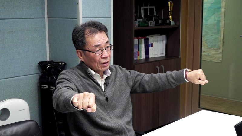 [서울=뉴시스] 김신영 영상 PD = 조한범 통일연구원 석좌연구위원이 26일 서울 중구 한 스튜디오에서 뉴시스와 '2026 국제정세 진단' 인터뷰를 하고 있다. 2025.12.26 boke@newsis.com