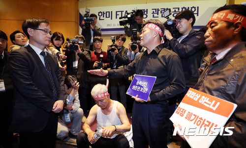 지난 2017년 11월 한미 FTA 대응대책위원회 소속 축산업 관계자들이 서울 강남구 코엑스에서 열린 한미 FTA 개정 협상을 위한 공청회에서 강성천(왼쪽) 당시 산업통상자원부 차관보에게 FTA 재협상 반대 및 폐기를 촉구하며 항의하고 있다. /사진=뉴시스