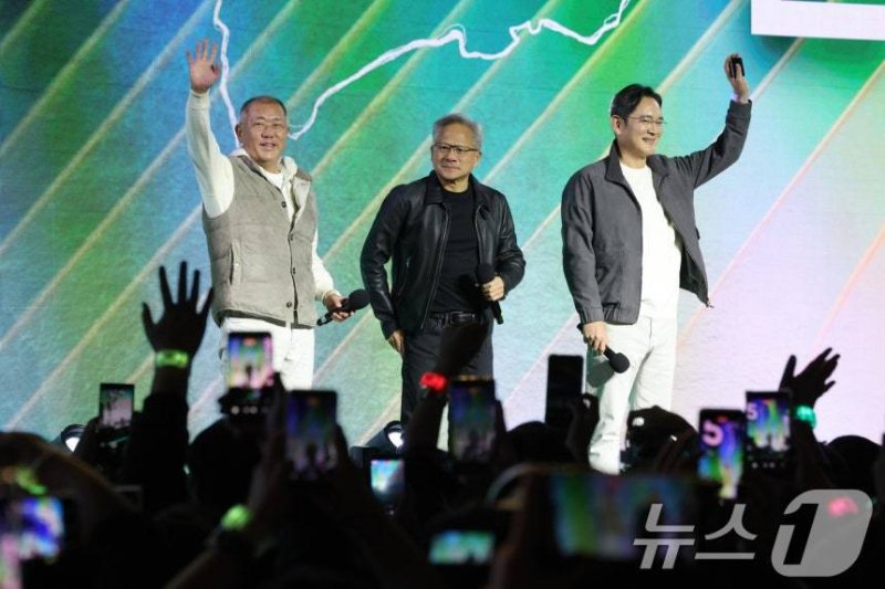 젠슨 황 엔비디아 CEO가 지난해 10월 서울 강남구 코엑스광장에서 지포스(GeForce) 한국 25주년을 기념해 열린 '지포스 게이머 페스티벌'에 이재용 삼성전자 회장, 정의선 현대차그룹 회장과 함께 올라 인사를 하고 있다. (공동취재) ⓒ News1 김진환 기자