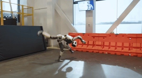 현대차그룹 계열사 보스턴다이내믹스 휴머노이드 로봇 아틀라스(인간 동작 시연 영상 갈무리)